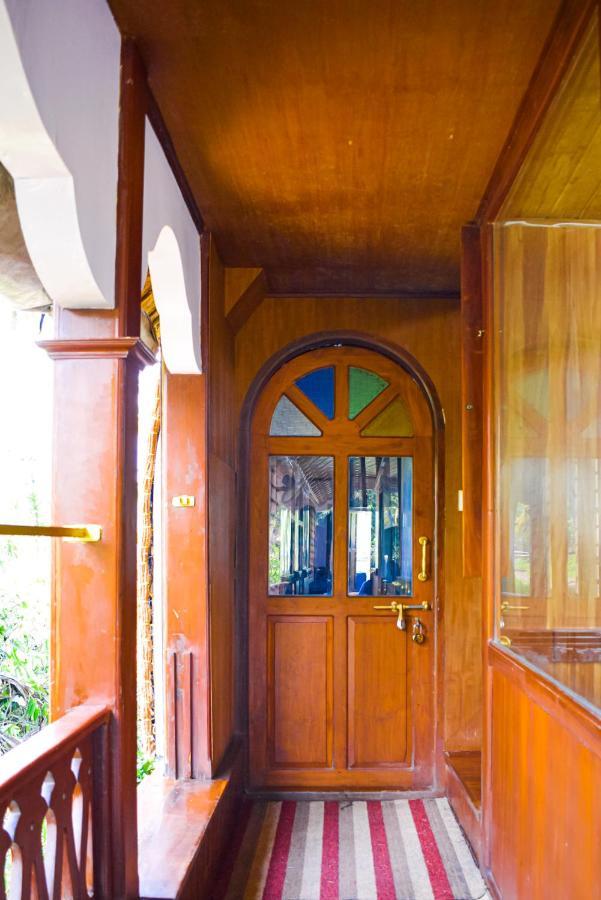 Rajahamsam Houseboat Villa Kumarakom Exterior photo