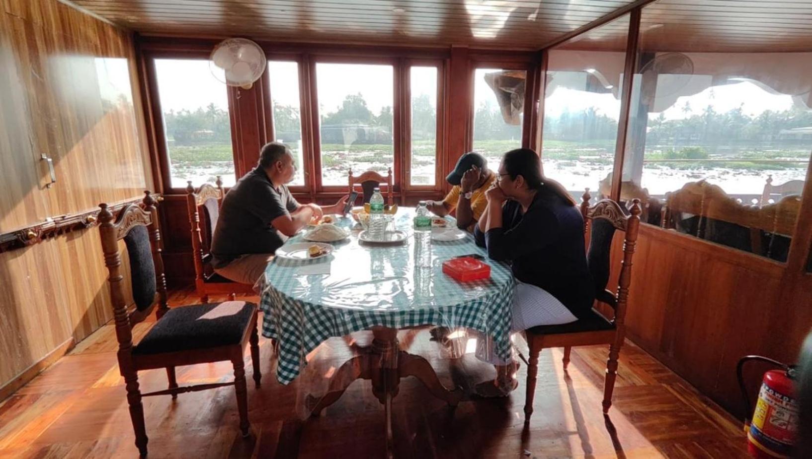 Rajahamsam Houseboat Villa Kumarakom Exterior photo